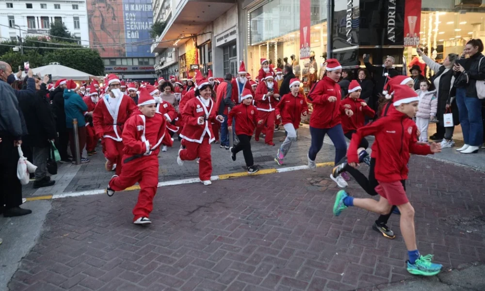 Ο Πειραιάς γέμισε Αγιοβασίληδες λόγω του "Santa Night Run"